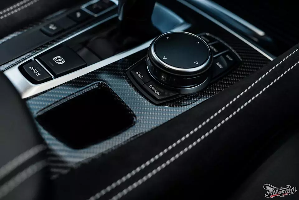 BMW X6. Окрас суппортов и нанесение декоративных полос M Performance.